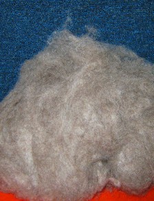 安哥拉山羊絨，由于其具有比山羊絨更美麗的金屬光澤，其制品奢華高貴，用其生產的大披肩，更有歐洲宮廷貴族風格。